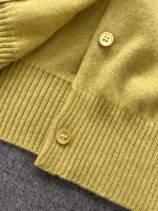 미우미우 캐시미어 베이직 가디건 옐로우 레플리카 미러급 SA급 S급 고퀄리티 하이엔드 최상급 의류 [여성] 10