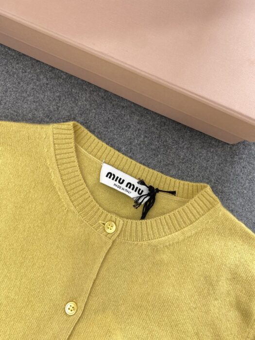 미우미우 캐시미어 베이직 가디건 옐로우 레플리카 미러급 SA급 S급 고퀄리티 하이엔드 최상급 의류 [여성] 6