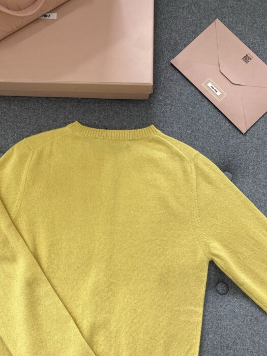 미우미우 캐시미어 베이직 가디건 옐로우 레플리카 미러급 SA급 S급 고퀄리티 하이엔드 최상급 의류 [여성] 7