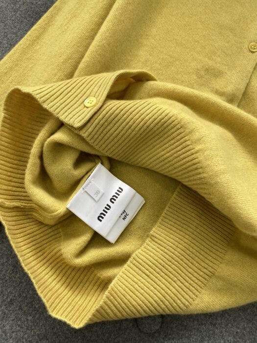 미우미우 캐시미어 베이직 가디건 옐로우 레플리카 미러급 SA급 S급 고퀄리티 하이엔드 최상급 의류 [여성] 13