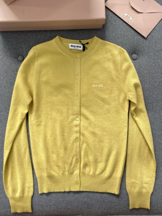 미우미우 캐시미어 베이직 가디건 옐로우 레플리카 미러급 SA급 S급 고퀄리티 하이엔드 최상급 의류 [여성] 3
