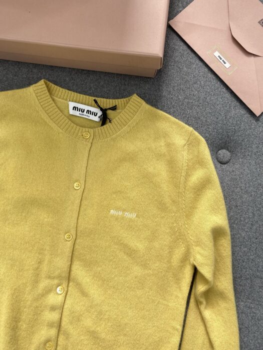 미우미우 캐시미어 베이직 가디건 옐로우 레플리카 미러급 SA급 S급 고퀄리티 하이엔드 최상급 의류 [여성] 5