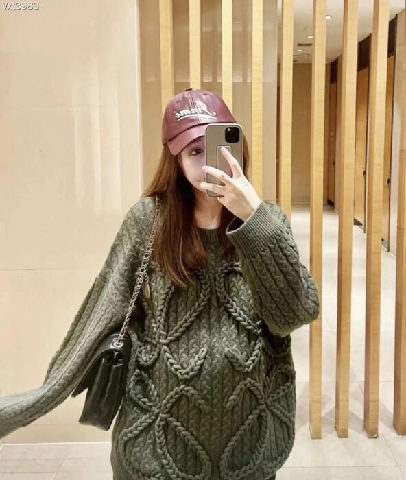 로에베 트위스트 점보 로고 스웨터 니트 올리브 그린 레플리카 미러급 SA급 S급 고퀄리티 하이엔드 최상급 의류 [남성여성공용]