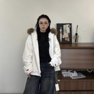 발렌시아가 털 후드 자켓 화이트 레플리카 미러급 SA급 S급 고퀄리티 하이엔드 최상급 의류 [남성여성공용]