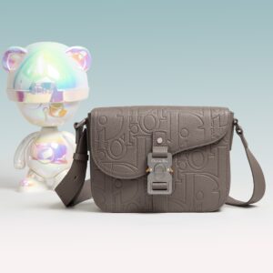 디올 스몰 새들 메신저 백 플랩 디올 그래비티 레더 앤 그레인드 카프스킨 그레이 레플리카 미러급 SA급 S급 고퀄리티 최상급 하이엔드 가방 [남성여성공용]