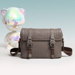 디올 히트 더 로드 메신저백 플랩 디올 그래비티 아웃라인 레더 앤 그레인드 카프스킨 그레이 레플리카 미러급 SA급 S급 고퀄리티 최상급 하이엔드 가방 [남성여성공용]