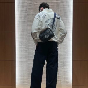 디올 하일톤 넬 라이더 2.0 집 메신저 백 그레인드 카프스킨 프린트 네이비 블루 화이트 레플리카 미러급 SA급 S급 고퀄리티 최상급 하이엔드 가방 [남성여성공용]