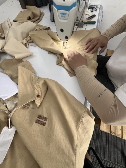 미우미우 라이트 데님 블루종 자켓 베이지 레플리카 미러급 SA급 S급 고퀄리티 하이엔드 최상급 의류 [남성여성공용] 13