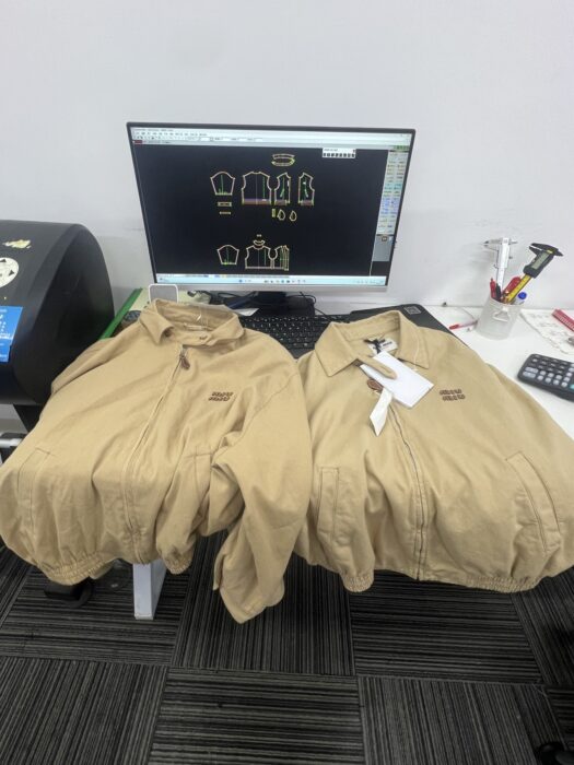 미우미우 라이트 데님 블루종 자켓 베이지 레플리카 미러급 SA급 S급 고퀄리티 하이엔드 최상급 의류 [남성여성공용] 15