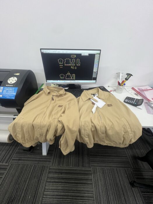 미우미우 라이트 데님 블루종 자켓 베이지 레플리카 미러급 SA급 S급 고퀄리티 하이엔드 최상급 의류 [남성여성공용] 14