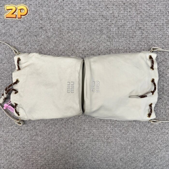 미우미우 모노그램 자수 캔버스 버킷백 (3 color) 레플리카 미러급 SA급 S급 고퀄리티 최상급 하이엔드 가방 [여성] 3