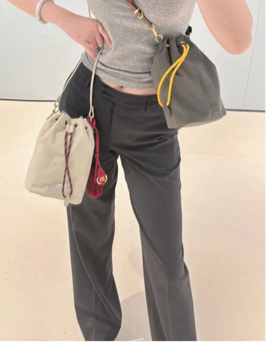 미우미우 모노그램 자수 캔버스 버킷백 (3 color) 레플리카 미러급 SA급 S급 고퀄리티 최상급 하이엔드 가방 [여성] 11