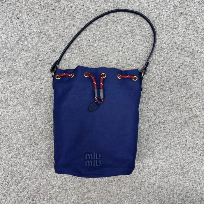 미우미우 모노그램 자수 캔버스 버킷백 (3 color) 레플리카 미러급 SA급 S급 고퀄리티 최상급 하이엔드 가방 [여성] 23