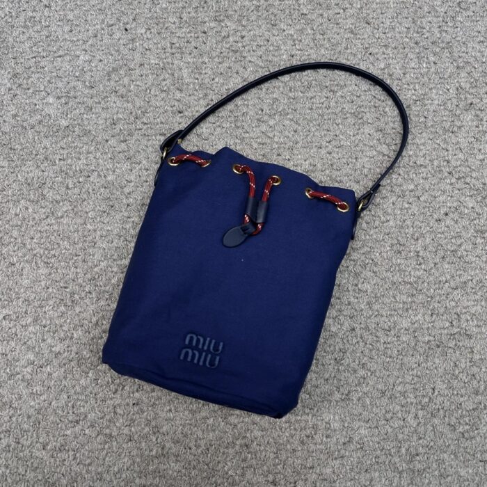 미우미우 모노그램 자수 캔버스 버킷백 (3 color) 레플리카 미러급 SA급 S급 고퀄리티 최상급 하이엔드 가방 [여성] 24