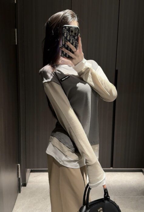 미우미우 페이크 레이어링 긴팔티 배색 그레이 레플리카 미러급 SA급 S급 고퀄리티 하이엔드 최상급 의류 [여성]