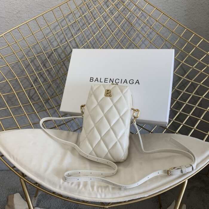 발렌시아가 로고 퀼팅 렉탱글 미니 크로스백 화이트 레플리카 미러급 SA급 S급 고퀄리티 최상급 하이엔드 가방 [여성] 3