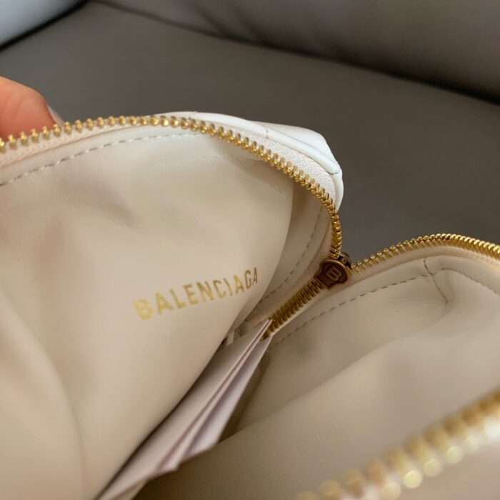 발렌시아가 로고 퀼팅 렉탱글 미니 크로스백 화이트 레플리카 미러급 SA급 S급 고퀄리티 최상급 하이엔드 가방 [여성] 9