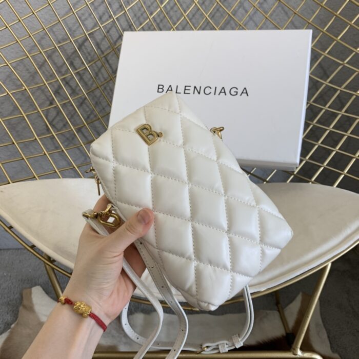 발렌시아가 로고 퀼팅 렉탱글 미니 크로스백 화이트 레플리카 미러급 SA급 S급 고퀄리티 최상급 하이엔드 가방 [여성] 5