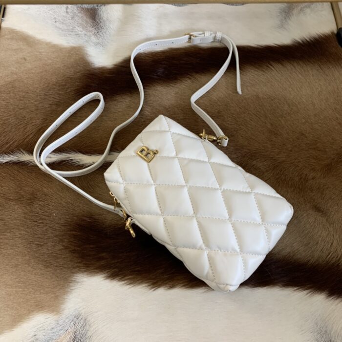 발렌시아가 로고 퀼팅 렉탱글 미니 크로스백 화이트 레플리카 미러급 SA급 S급 고퀄리티 최상급 하이엔드 가방 [여성] 4