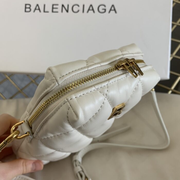 발렌시아가 로고 퀼팅 렉탱글 미니 크로스백 화이트 레플리카 미러급 SA급 S급 고퀄리티 최상급 하이엔드 가방 [여성] 7