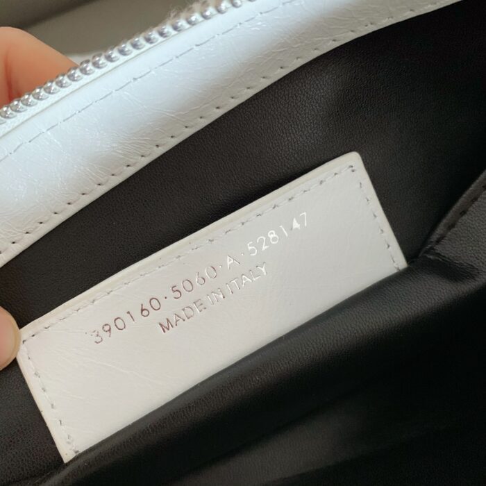 발렌시아가 모노그램 시어링 퍼 파우치 화이트 레더 레플리카 미러급 SA급 S급 고퀄리티 최상급 하이엔드 가방 [남성여성공용] 8