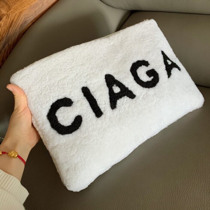 발렌시아가 모노그램 시어링 퍼 파우치 화이트 레더 레플리카 미러급 SA급 S급 고퀄리티 최상급 하이엔드 가방 [남성여성공용] 2