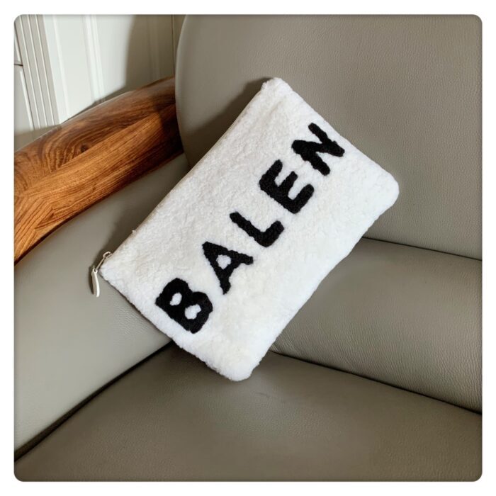 발렌시아가 모노그램 시어링 퍼 파우치 화이트 레더 레플리카 미러급 SA급 S급 고퀄리티 최상급 하이엔드 가방 [남성여성공용] 4