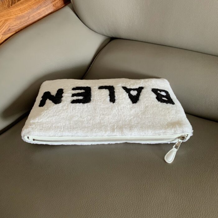 발렌시아가 모노그램 시어링 퍼 파우치 화이트 레더 레플리카 미러급 SA급 S급 고퀄리티 최상급 하이엔드 가방 [남성여성공용] 6
