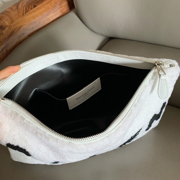 발렌시아가 모노그램 시어링 퍼 파우치 화이트 레더 레플리카 미러급 SA급 S급 고퀄리티 최상급 하이엔드 가방 [남성여성공용] 3
