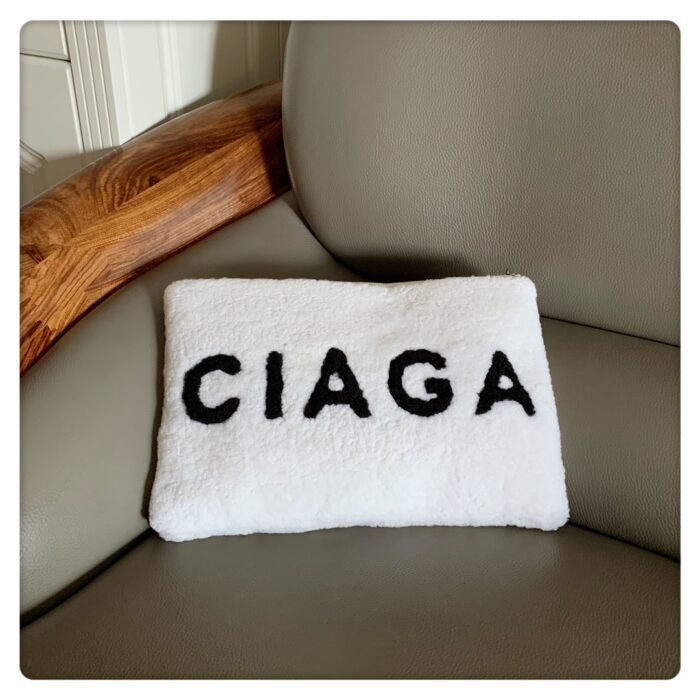 발렌시아가 모노그램 시어링 퍼 파우치 화이트 레더 레플리카 미러급 SA급 S급 고퀄리티 최상급 하이엔드 가방 [남성여성공용] 7