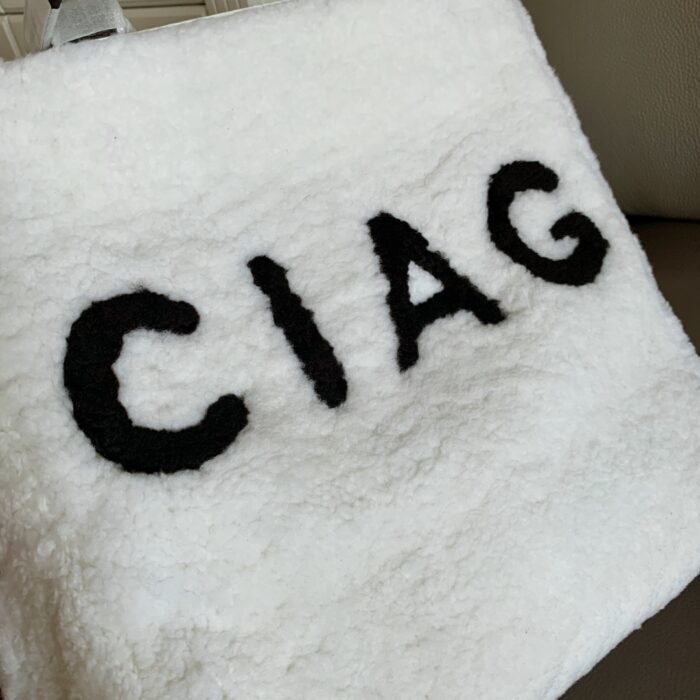 발렌시아가 모노그램 시어링 퍼 토트백 화이트 레더 레플리카 미러급 SA급 S급 고퀄리티 최상급 하이엔드 가방 [남성여성공용] 6