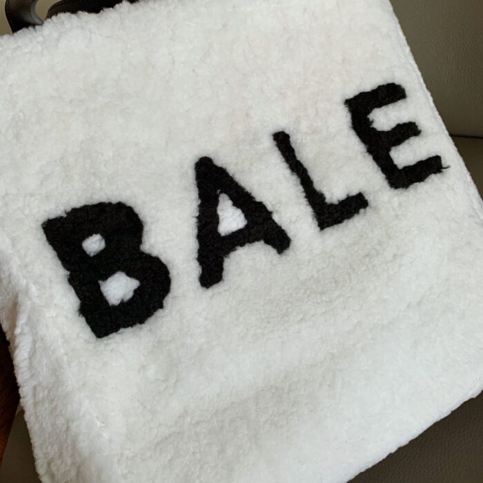 발렌시아가 모노그램 시어링 퍼 토트백 화이트 레더 레플리카 미러급 SA급 S급 고퀄리티 최상급 하이엔드 가방 [남성여성공용] 7