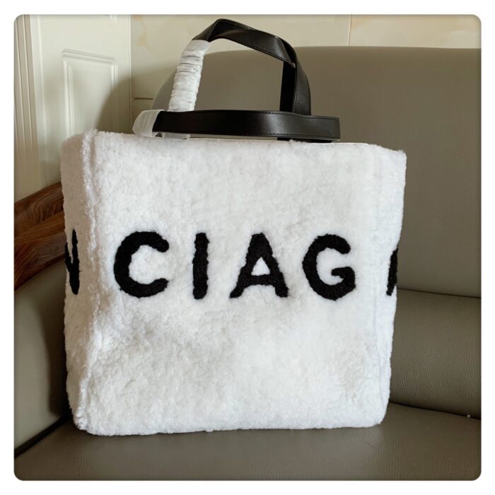 발렌시아가 모노그램 시어링 퍼 토트백 화이트 레더 레플리카 미러급 SA급 S급 고퀄리티 최상급 하이엔드 가방 [남성여성공용] 2