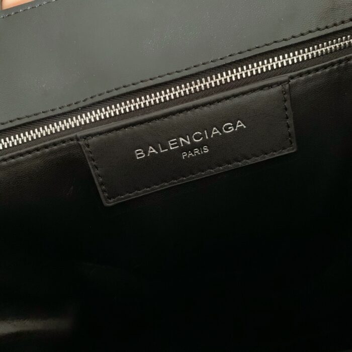 발렌시아가 모노그램 시어링 퍼 토트백 화이트 레더 레플리카 미러급 SA급 S급 고퀄리티 최상급 하이엔드 가방 [남성여성공용] 8