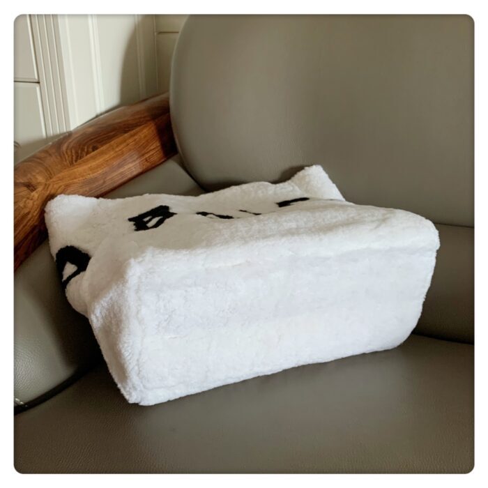 발렌시아가 모노그램 시어링 퍼 토트백 화이트 레더 레플리카 미러급 SA급 S급 고퀄리티 최상급 하이엔드 가방 [남성여성공용] 5