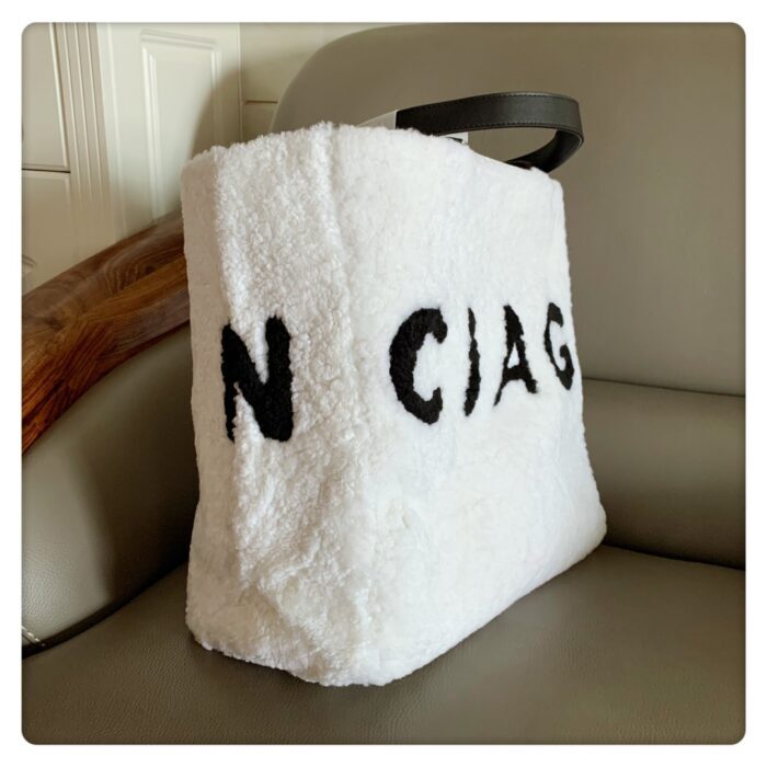 발렌시아가 모노그램 시어링 퍼 토트백 화이트 레더 레플리카 미러급 SA급 S급 고퀄리티 최상급 하이엔드 가방 [남성여성공용] 4