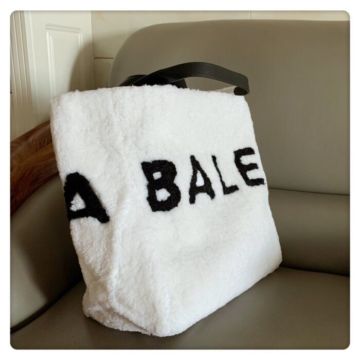 발렌시아가 모노그램 시어링 퍼 토트백 화이트 레더 레플리카 미러급 SA급 S급 고퀄리티 최상급 하이엔드 가방 [남성여성공용] 3