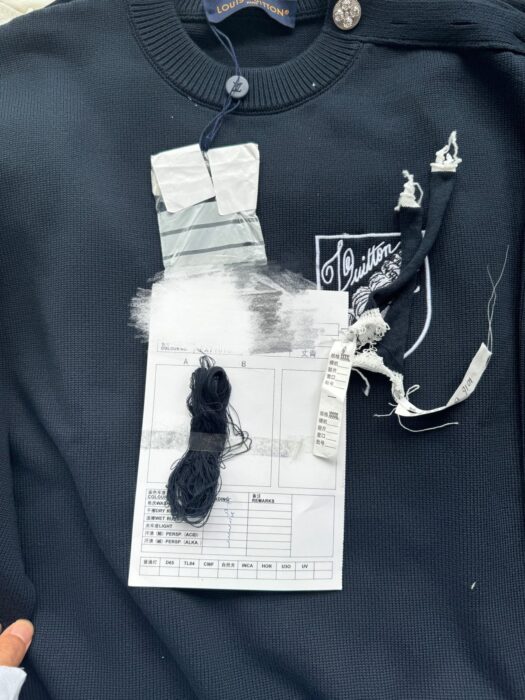 루이비통 어깨 단추 니트 네이비 레플리카 미러급 SA급 S급 고퀄리티 하이엔드 최상급 의류 [남성여성공용] 9