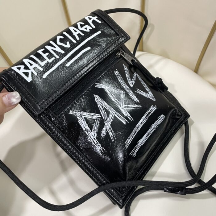 발렌시아가 그래피티 모노그램 파리스 핸드폰 백 크로스백 블랙 레플리카 미러급 SA급 S급 고퀄리티 최상급 하이엔드 가방 [남성여성공용] 6