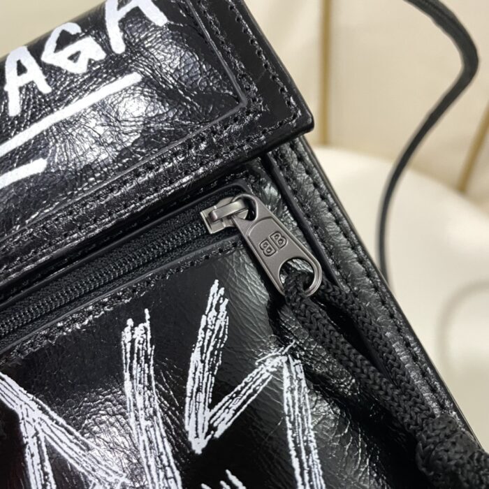 발렌시아가 그래피티 모노그램 파리스 핸드폰 백 크로스백 블랙 레플리카 미러급 SA급 S급 고퀄리티 최상급 하이엔드 가방 [남성여성공용] 8