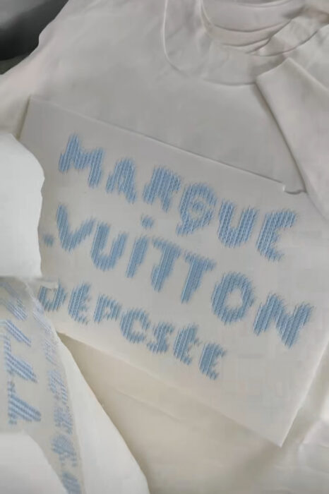 루이비통 엠브로이더드 시그니처 티셔츠 반팔티 화이트 1AIKD4 레플리카 미러급 SA급 S급 고퀄리티 하이엔드 최상급 의류 [남성여성공용] 3