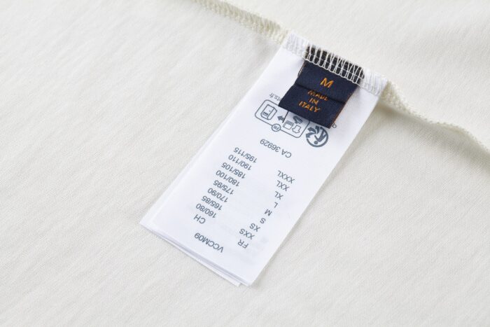 루이비통 엠브로이더드 시그니처 티셔츠 반팔티 화이트 1AIKD4 레플리카 미러급 SA급 S급 고퀄리티 하이엔드 최상급 의류 [남성여성공용] 14