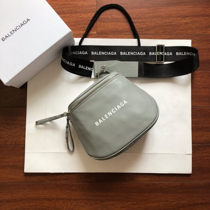 발렌시아가 모노그램 크로스백 그레이 레플리카 미러급 SA급 S급 고퀄리티 최상급 하이엔드 가방 [남성여성공용] 4