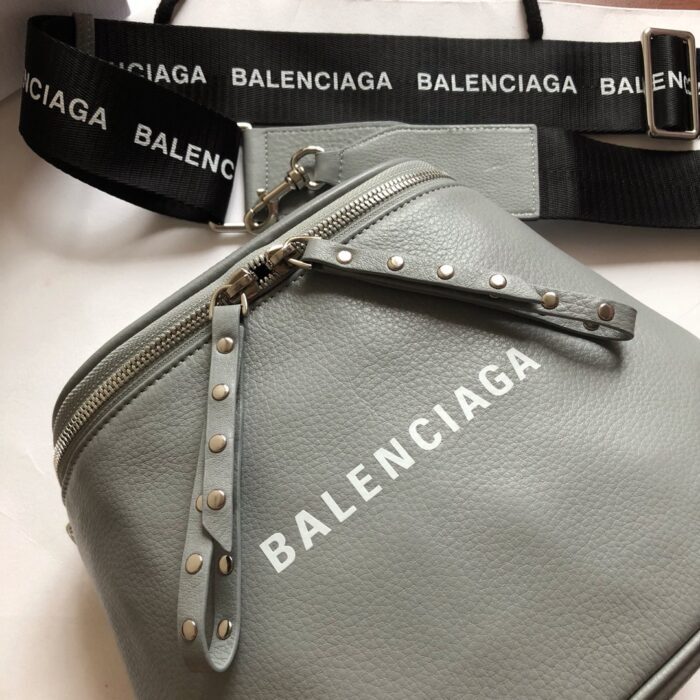 발렌시아가 모노그램 크로스백 그레이 레플리카 미러급 SA급 S급 고퀄리티 최상급 하이엔드 가방 [남성여성공용] 5