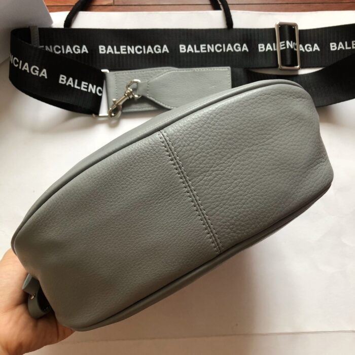 발렌시아가 모노그램 크로스백 그레이 레플리카 미러급 SA급 S급 고퀄리티 최상급 하이엔드 가방 [남성여성공용] 6