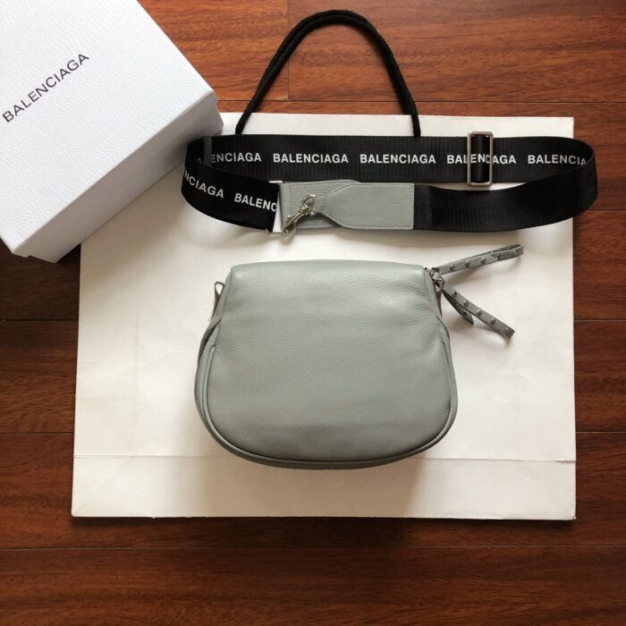 발렌시아가 모노그램 크로스백 그레이 레플리카 미러급 SA급 S급 고퀄리티 최상급 하이엔드 가방 [남성여성공용] 2