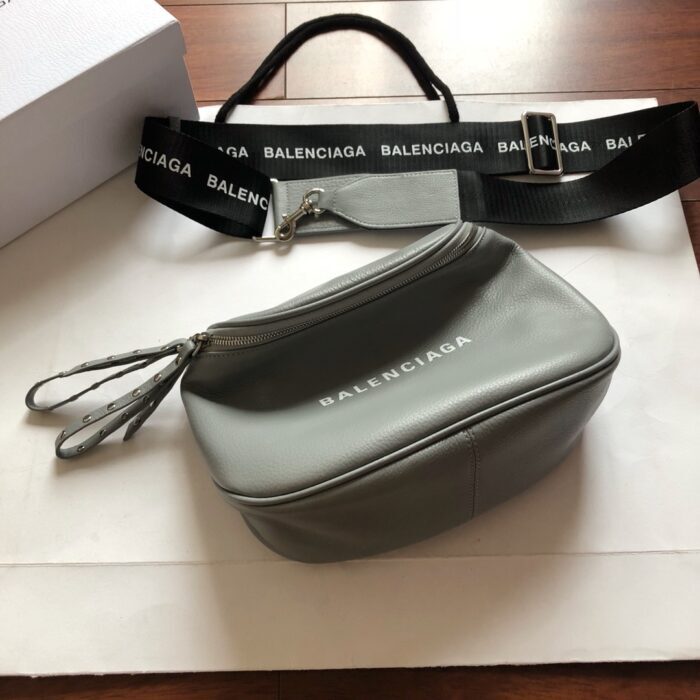 발렌시아가 모노그램 크로스백 그레이 레플리카 미러급 SA급 S급 고퀄리티 최상급 하이엔드 가방 [남성여성공용] 8