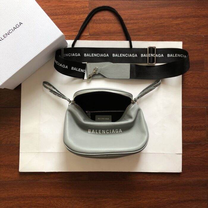 발렌시아가 모노그램 크로스백 그레이 레플리카 미러급 SA급 S급 고퀄리티 최상급 하이엔드 가방 [남성여성공용] 3