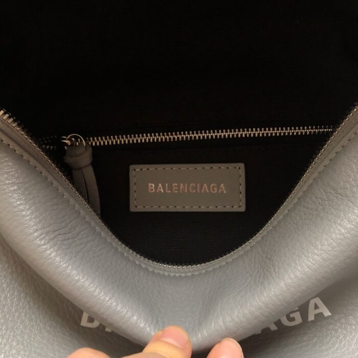 발렌시아가 모노그램 크로스백 그레이 레플리카 미러급 SA급 S급 고퀄리티 최상급 하이엔드 가방 [남성여성공용] 9