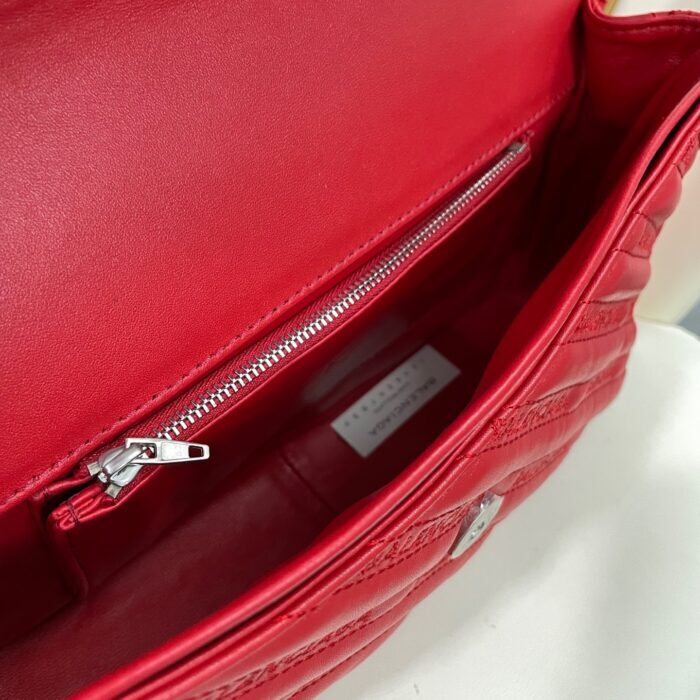 발렌시아가 모노그램 자수 퀼팅 백 레드 양가죽 레플리카 미러급 SA급 S급 고퀄리티 최상급 하이엔드 가방 [여성] 3